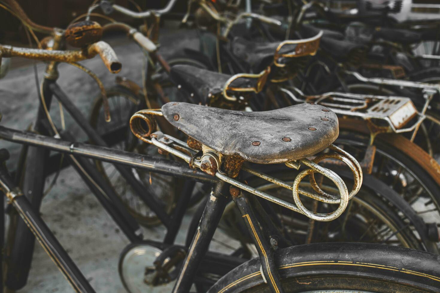 gammal och smutsig med rostig klassisk cykel foto