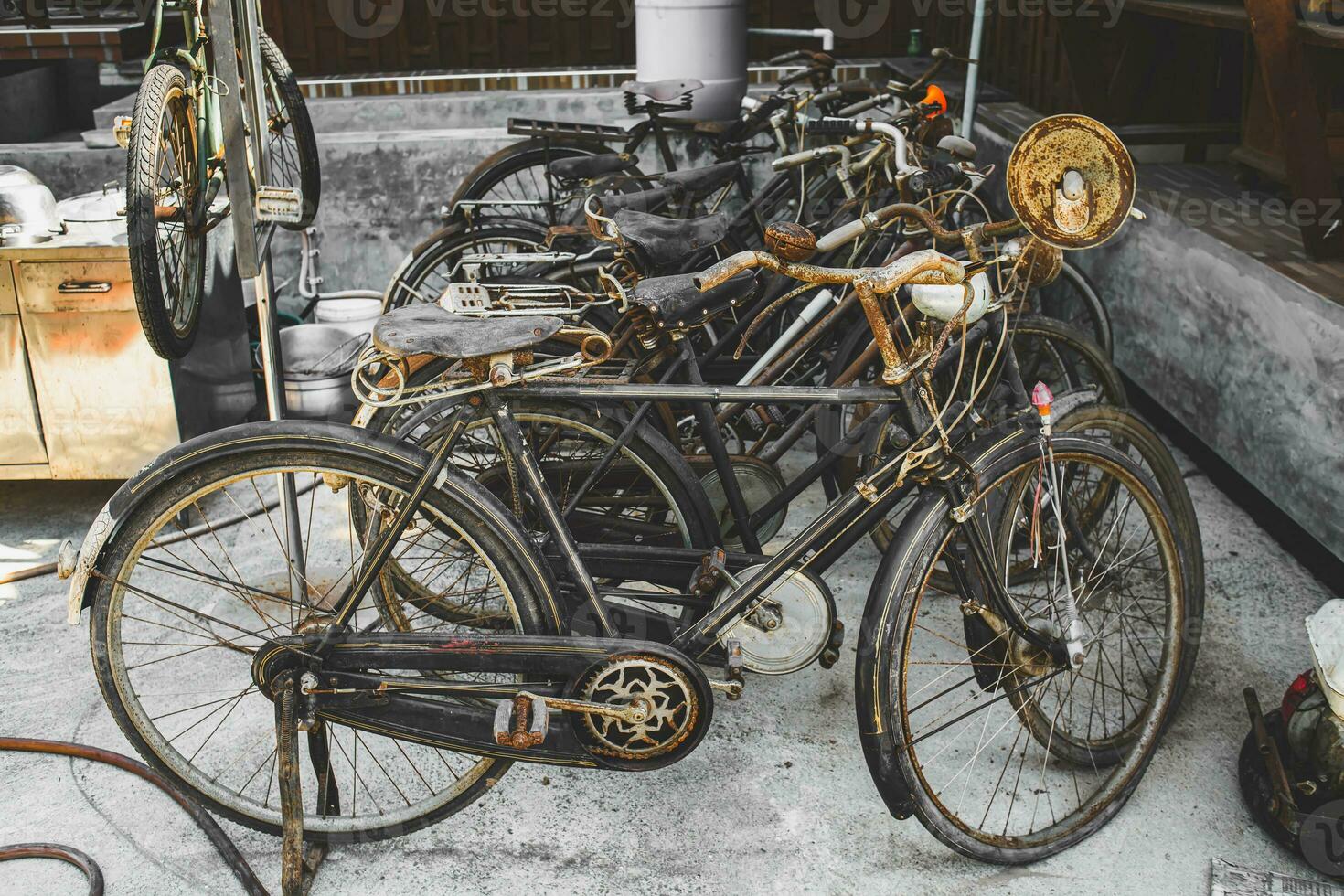 gammal och smutsig med rostig klassisk cykel foto