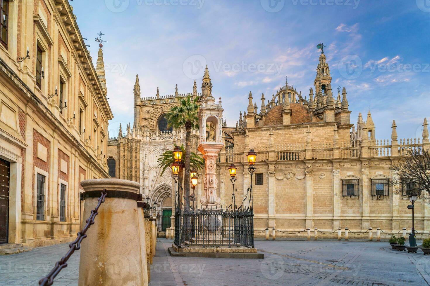 giralda torn och sevilla katedral i gammal stad Spanien foto