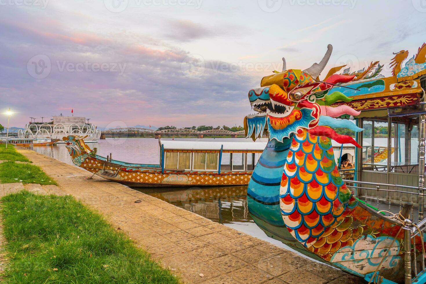 traditionell drake båt i nyans vietnam foto