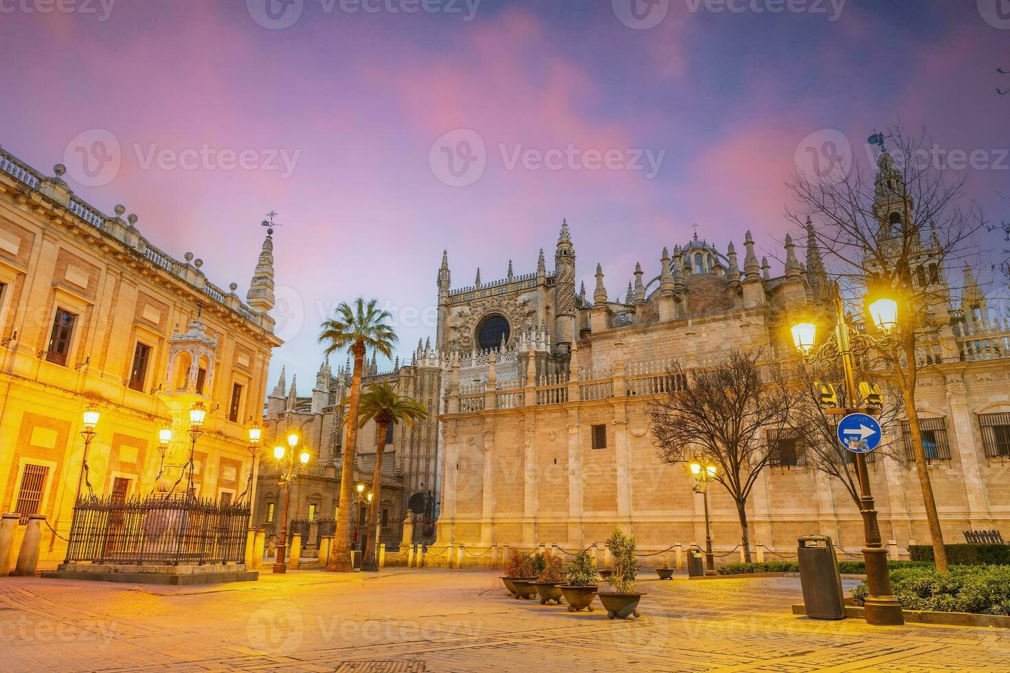 giralda torn och sevilla katedral i gammal stad Spanien foto