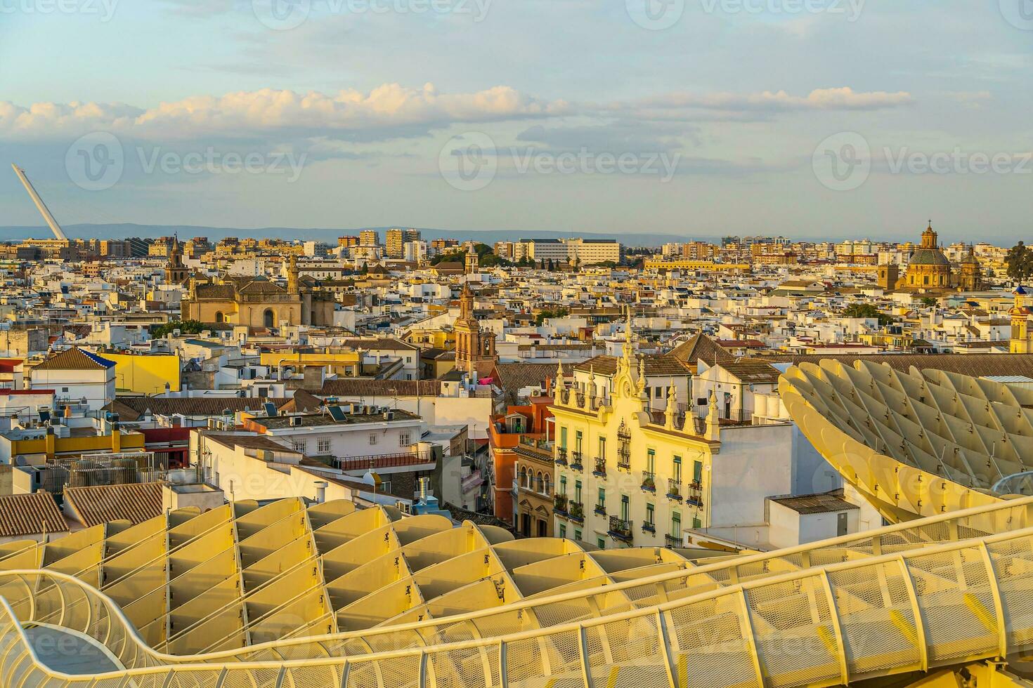 metropol parasoll trä- strukturera med sevilla stad horisont i de gammal fjärdedel av sevilla i Spanien foto