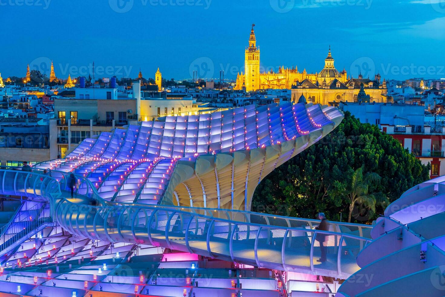 giralda torn och sevilla katedral i gammal stad Spanien foto