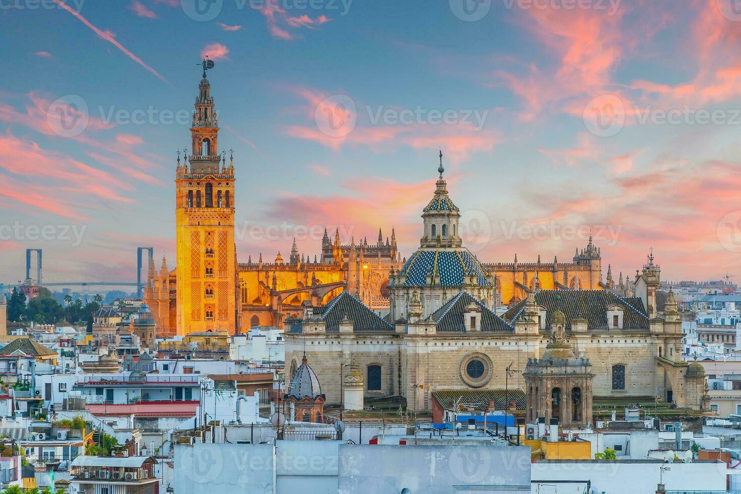 giralda torn och sevilla katedral i gammal stad Spanien foto