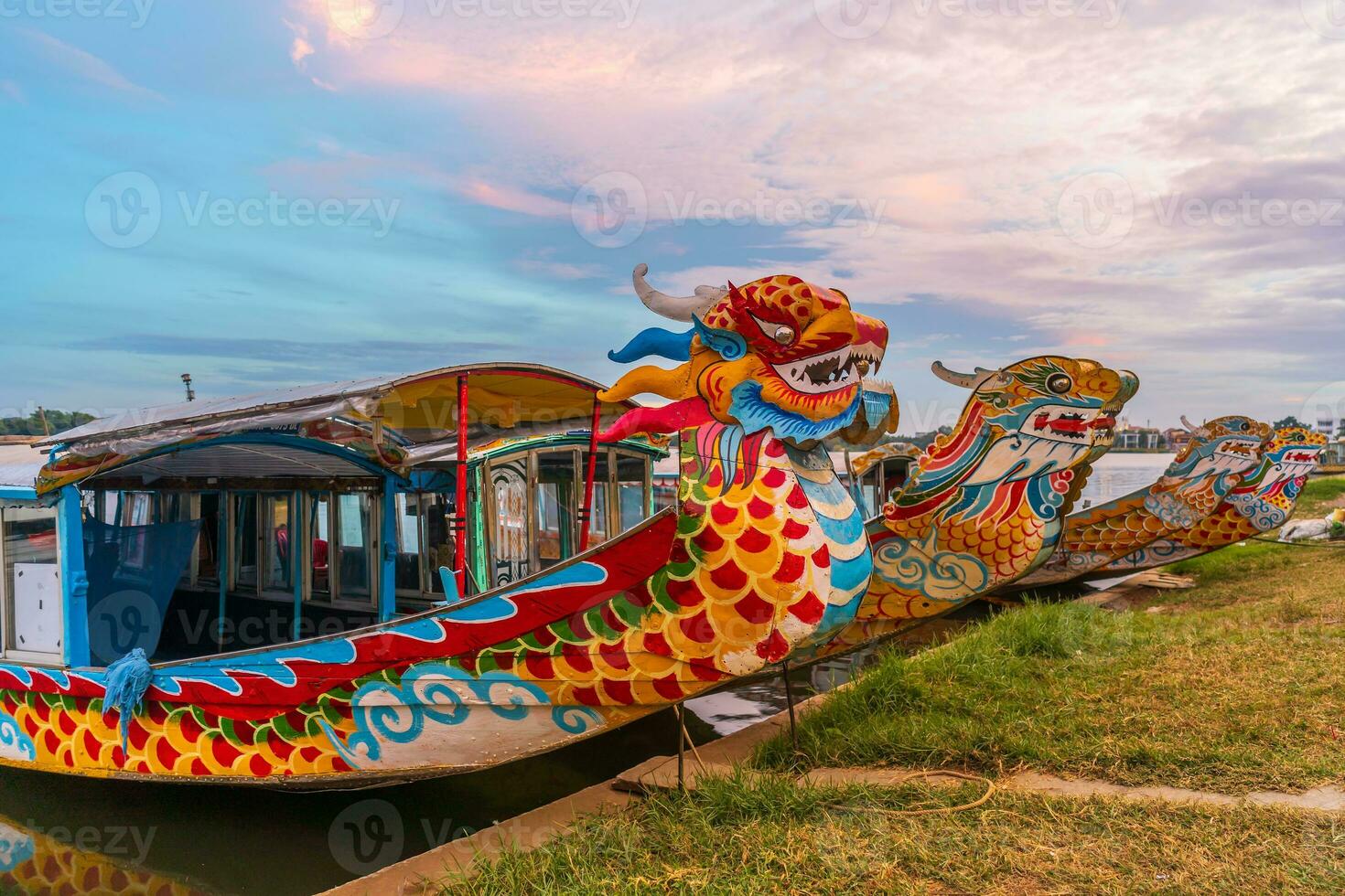 traditionell drake båt i nyans vietnam foto