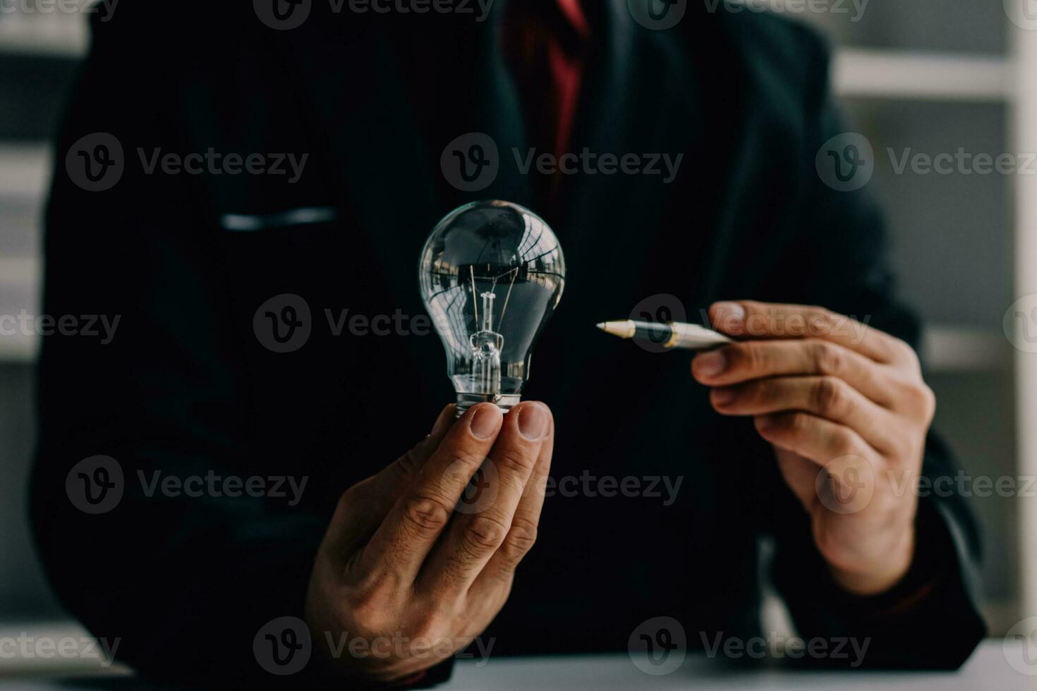 hand som håller glödlampa. idékoncept med innovation och inspiration foto