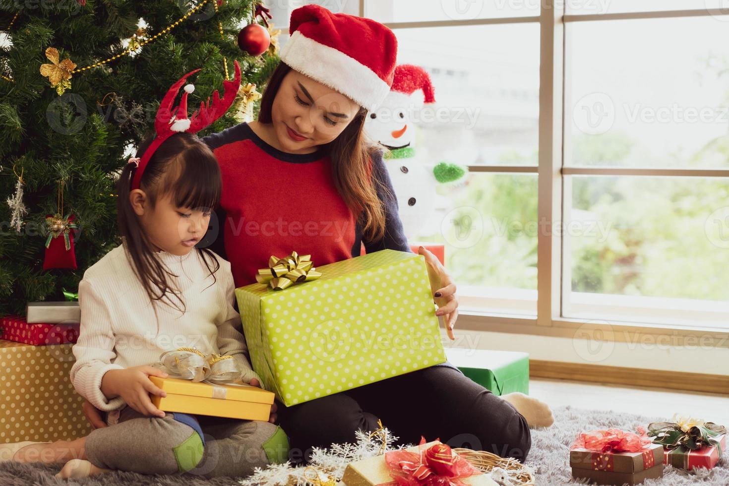 asiatisk mor ger julklapp till dottern foto