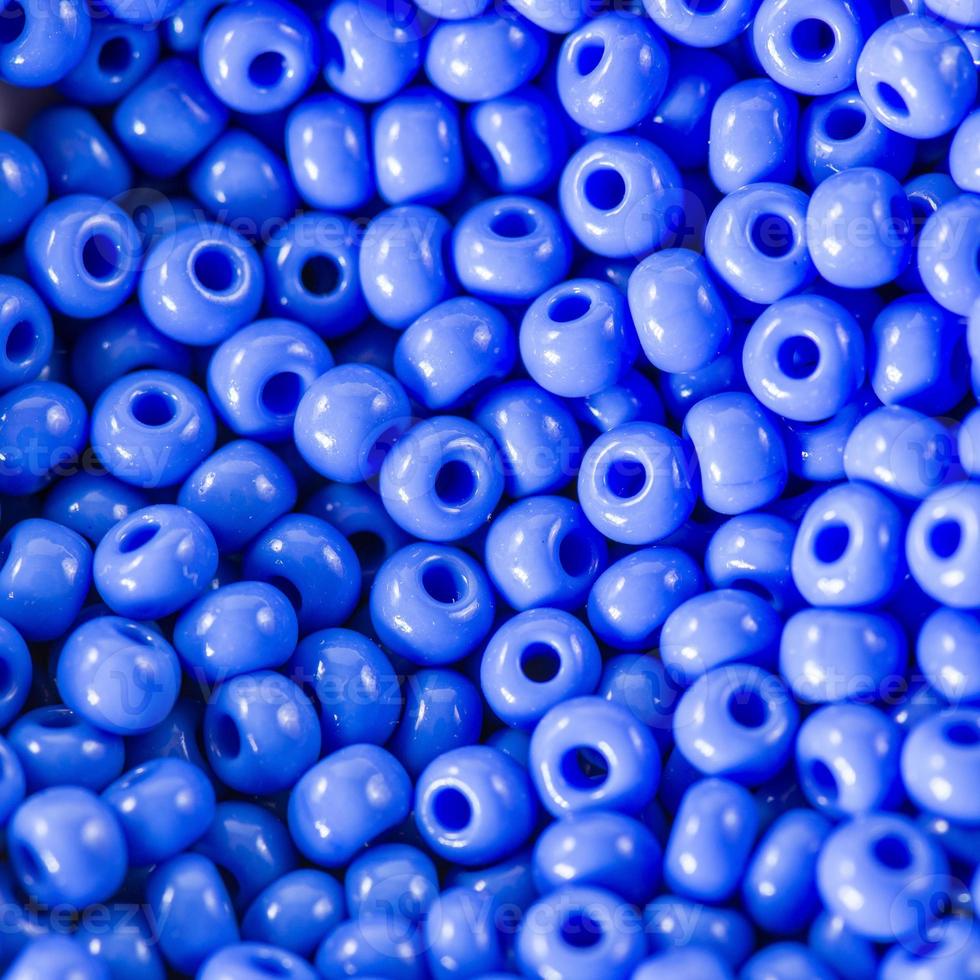 närbild av många blå pärlor slumpmässigt fördelade. foto