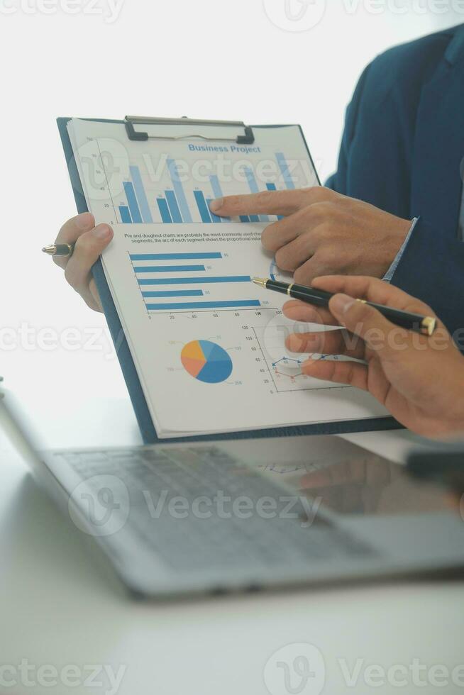 ett team av affärsmän träffas för att analysera data för marknadsplan, marknadsundersökningsrapporter och inkomststatistik, finans- och redovisningskoncept. foto