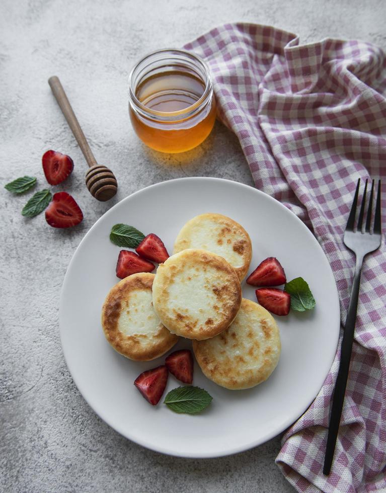 keso pannkakor, ricotta fritters på keramisk tallrik foto