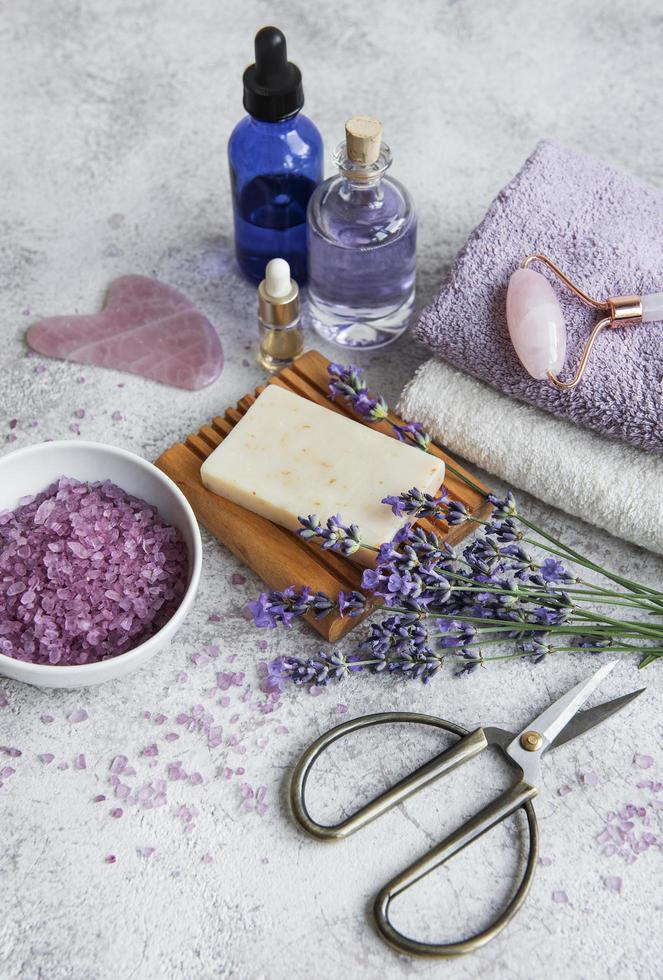 naturlig örtkosmetik med lavendelblommor foto