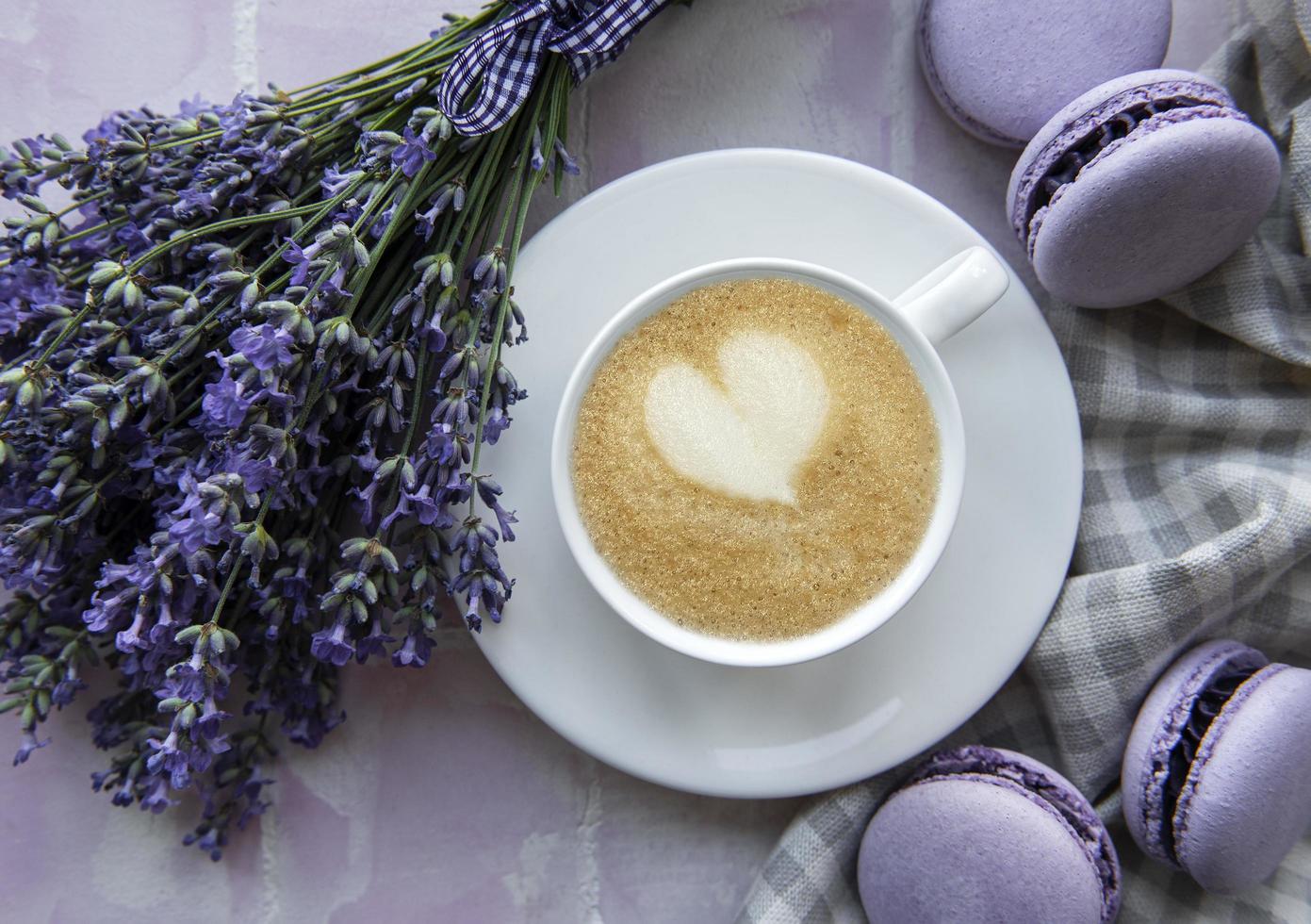 kopp kaffe med makron efterrätt med lavendelsmak foto