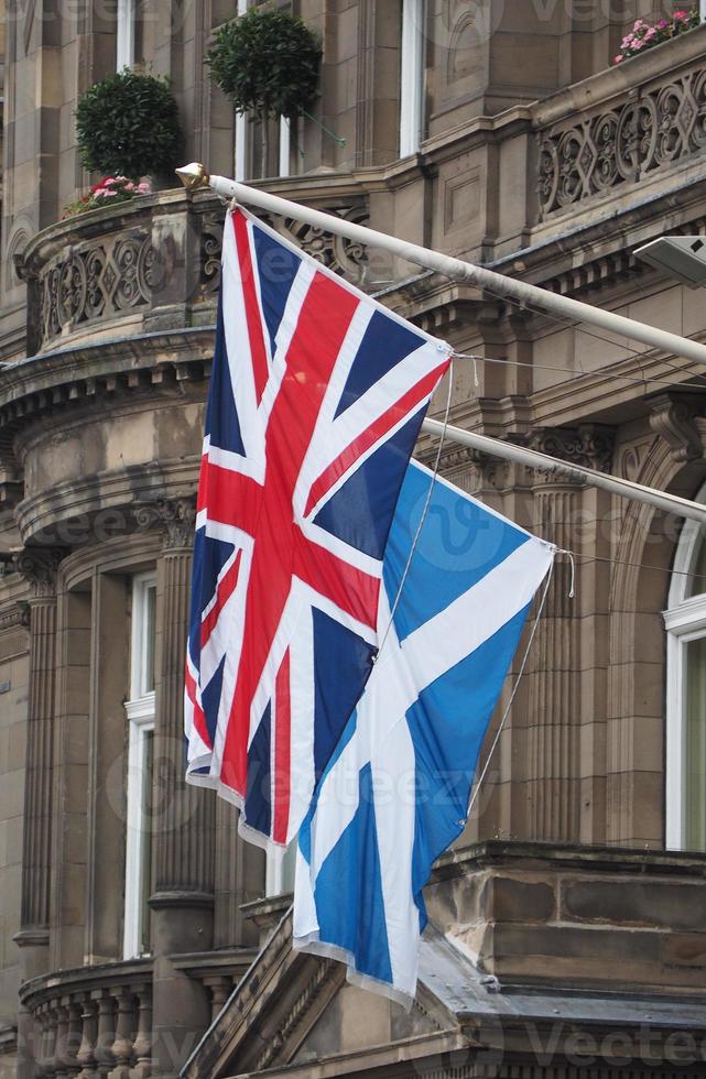 Förenade kungarikets flagga aka Union Jack och Skottlands flagga foto