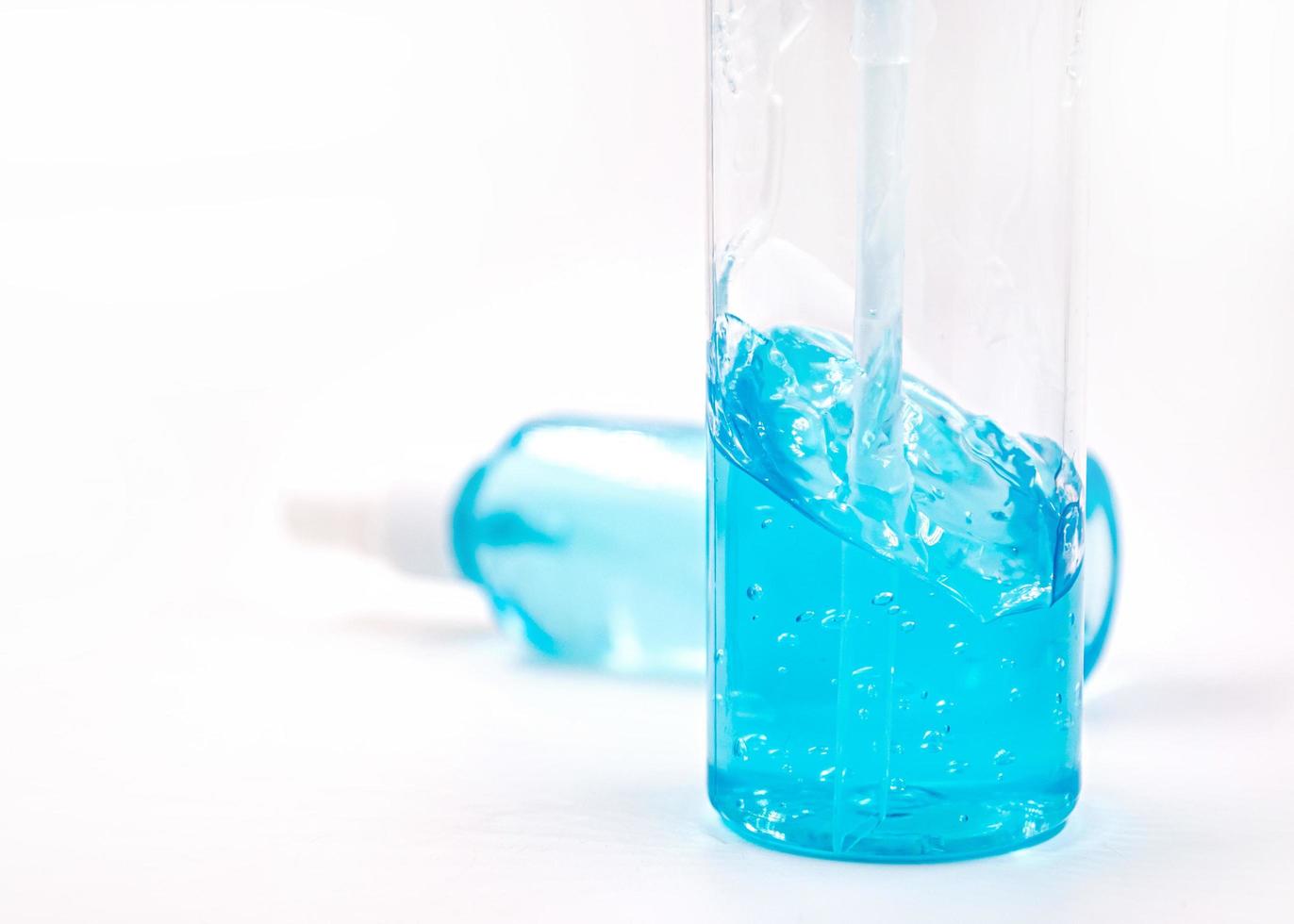 blå alkoholsprit gelflaska med pump för handtvätt foto
