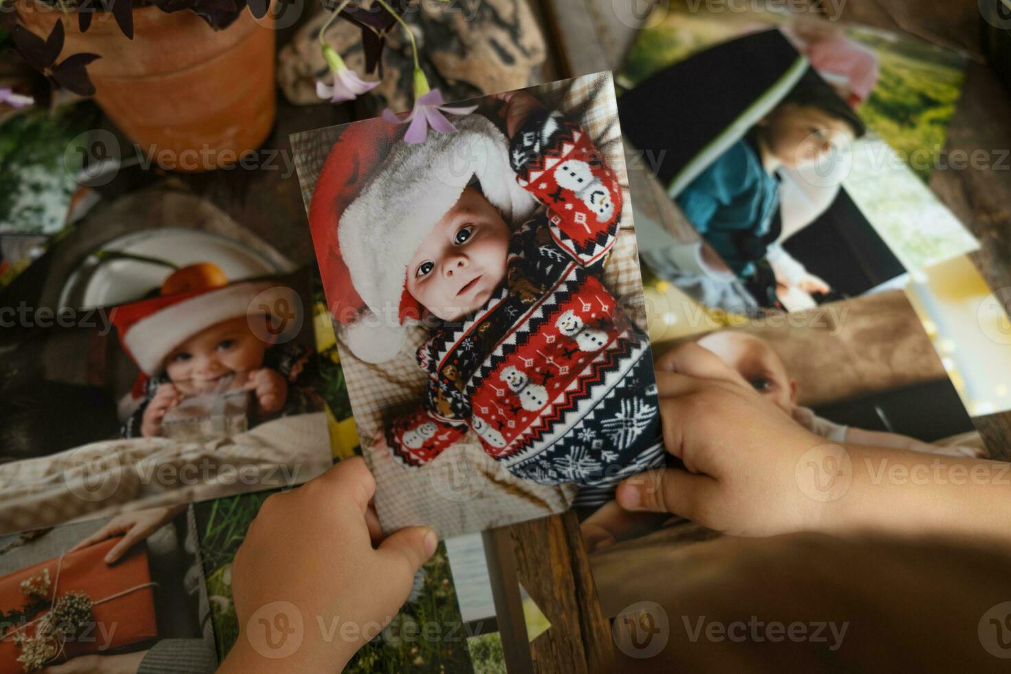 Foto utskrift, jul minnen. unge ser på jul tryckt foton.