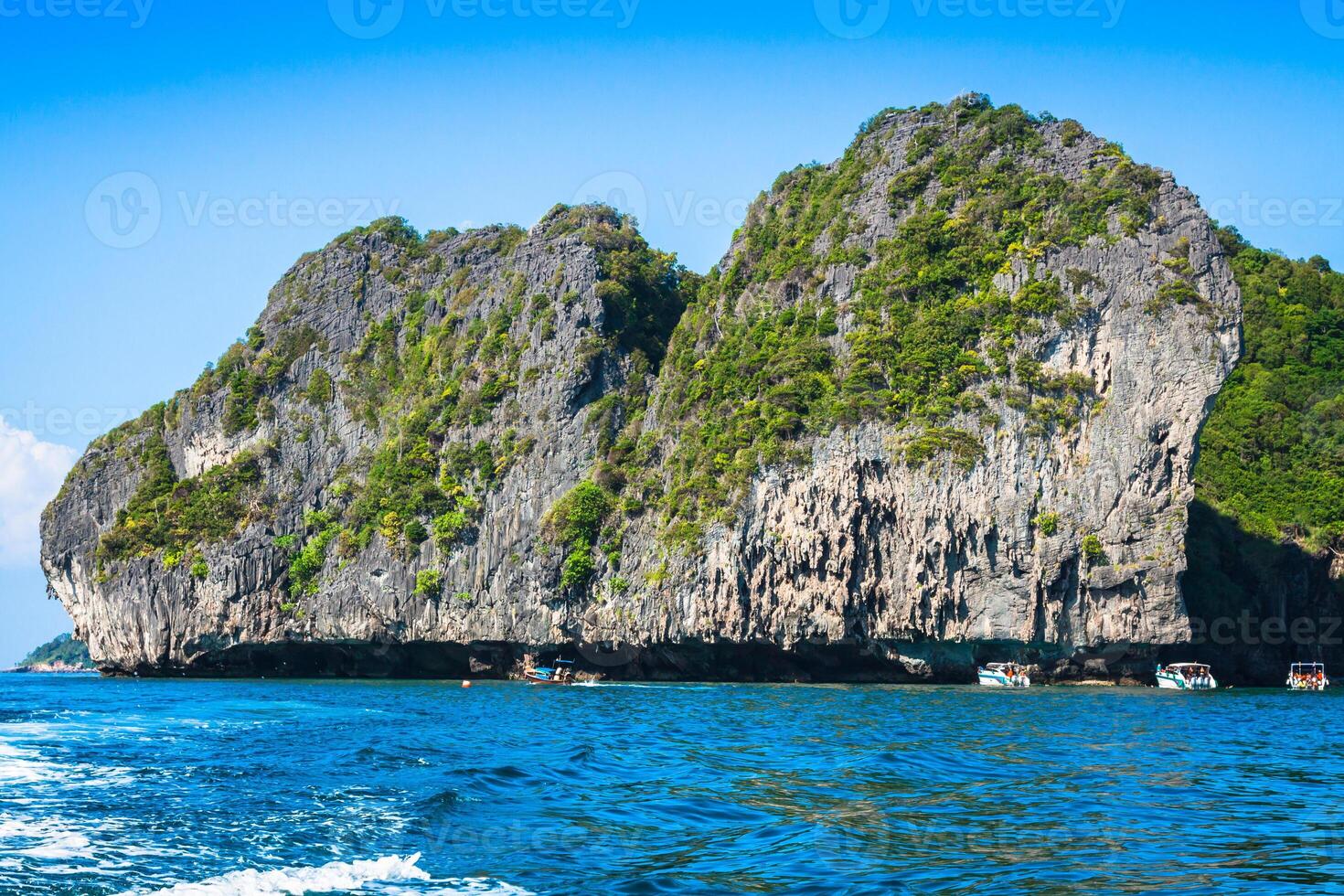 klippa och de klar hav med en båt nära phi phi ö i söder av thailand foto