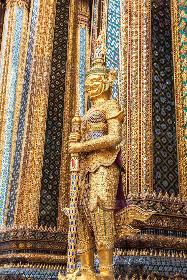 de jätte gyllene i wat phra kaew foto