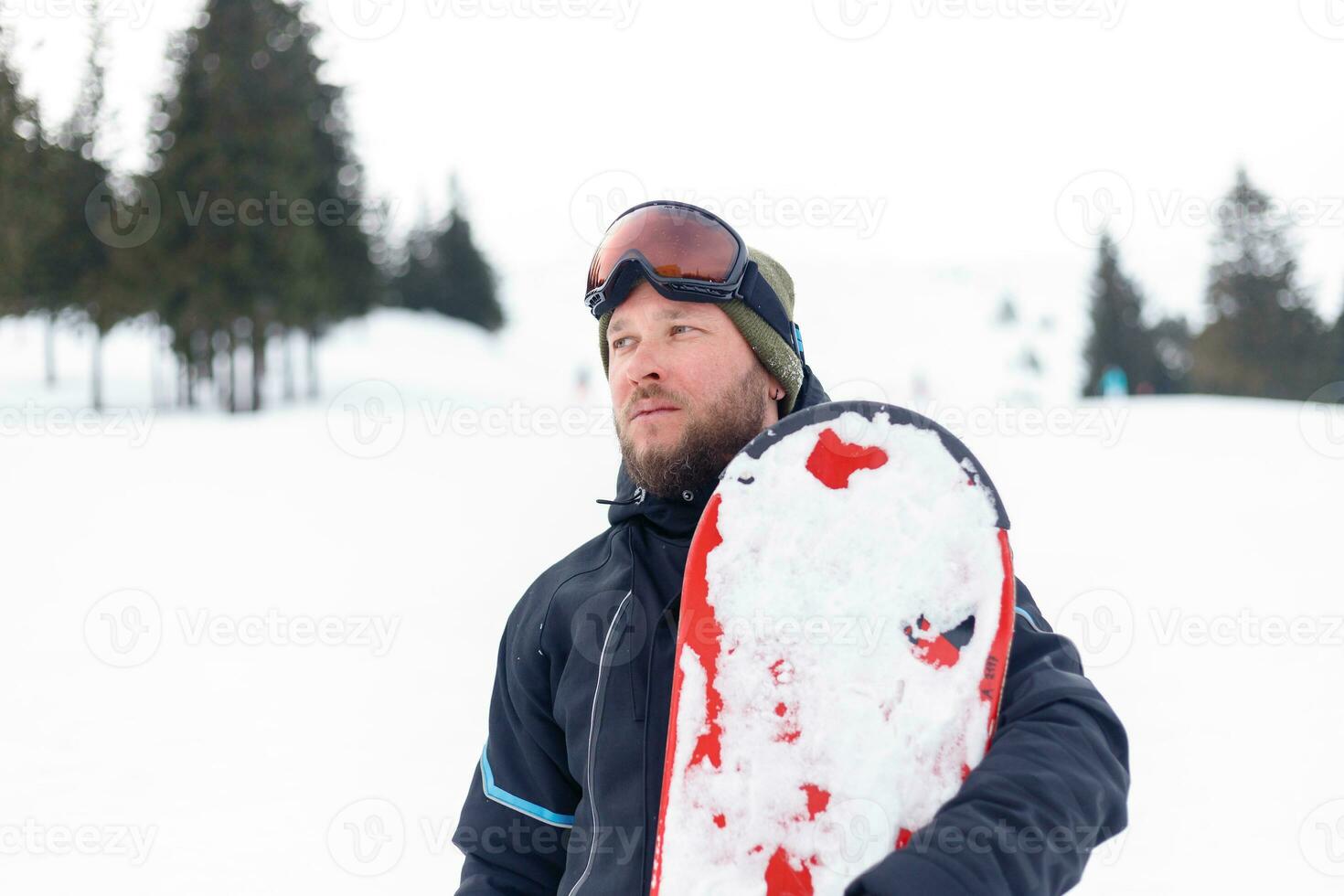 man åka snowboard i de bergen foto