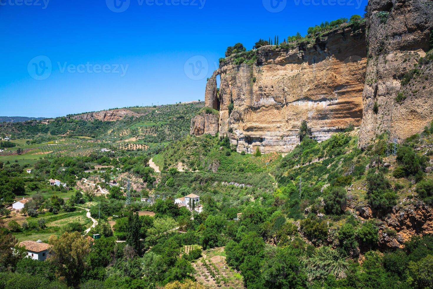 se av byggnader över klippa i ronda, Spanien foto