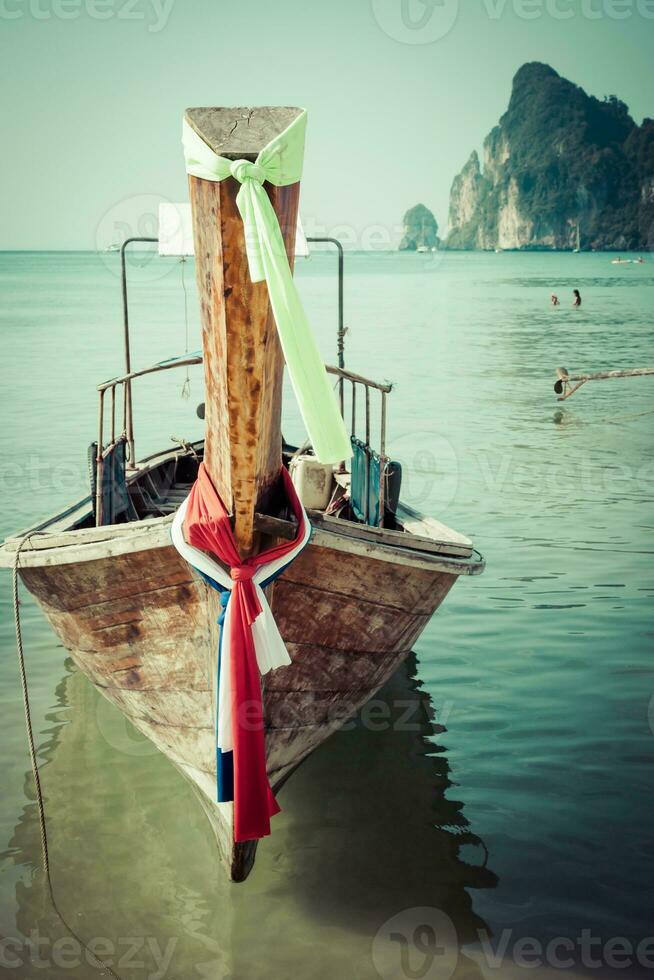 traditionell thai lång svans båt foto