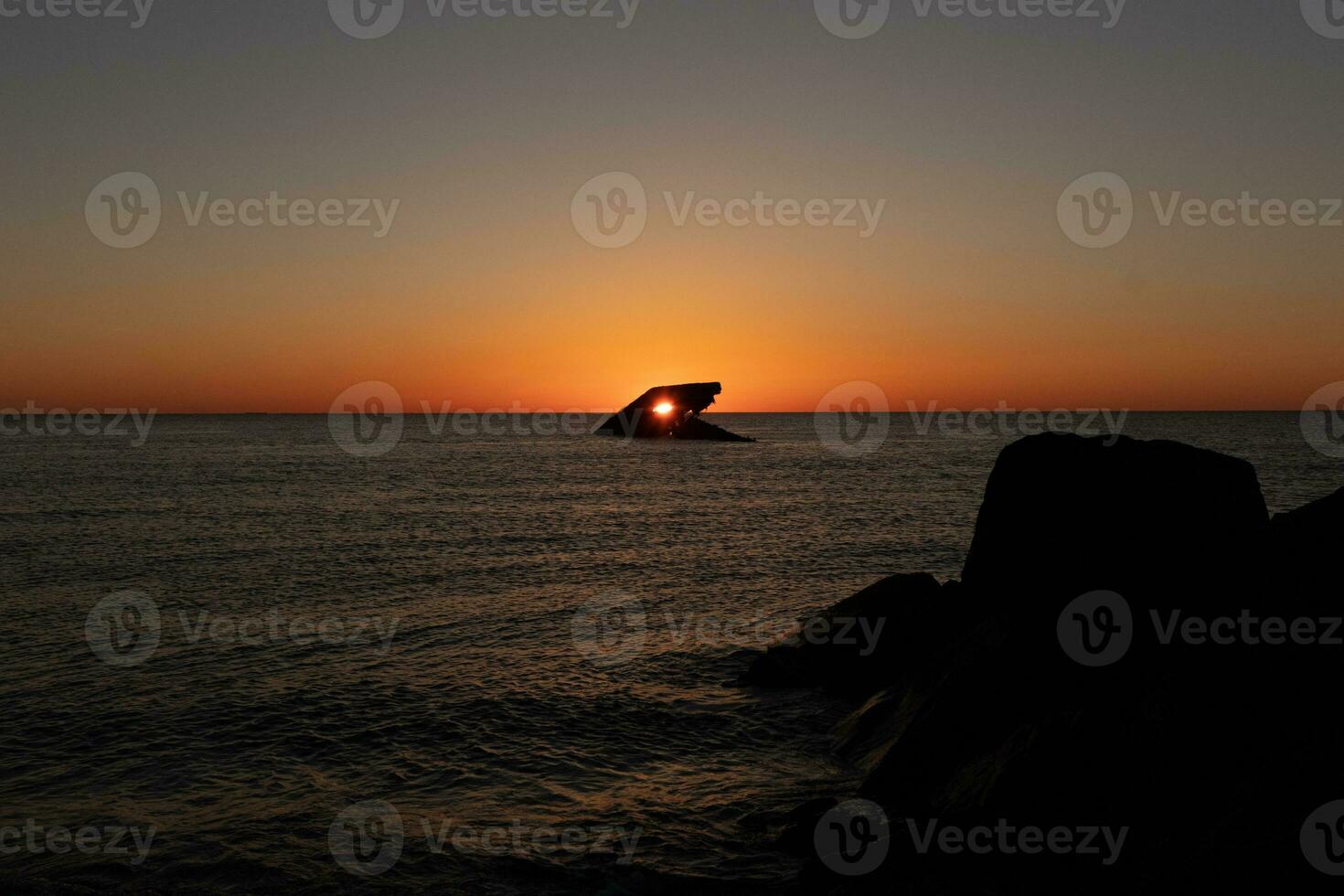 de nedsänkt fartyg av cape Maj ny jersey under solnedgång. de Sol foder upp perfekt med skrov till se tycka om en lysande öga. de himmel har skön färger av orange nästan tycka om den är på brand. foto