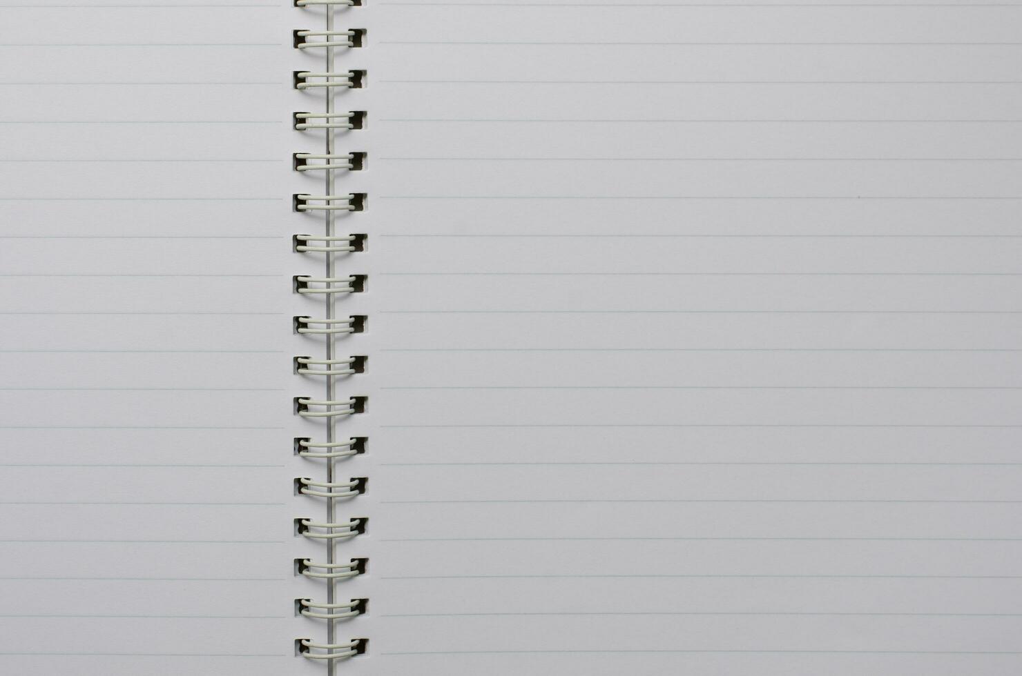 trådbunden anteckningsbok öppen med tom papper sida för kopia Plats bakgrund foto