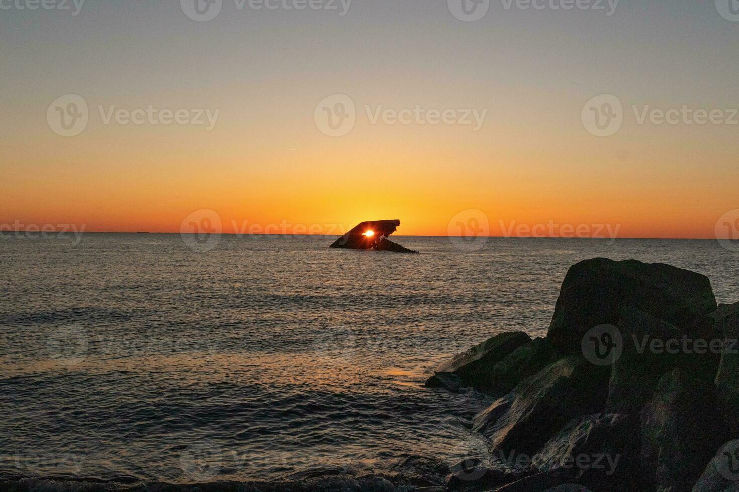 de nedsänkt fartyg av cape Maj ny jersey under solnedgång. de Sol foder upp perfekt med skrov till se tycka om en lysande öga. de himmel har skön färger av orange nästan tycka om den är på brand. foto