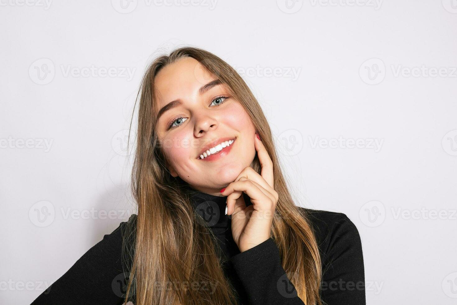 Foto av positiv ung trevlig kvinna i gul knähög