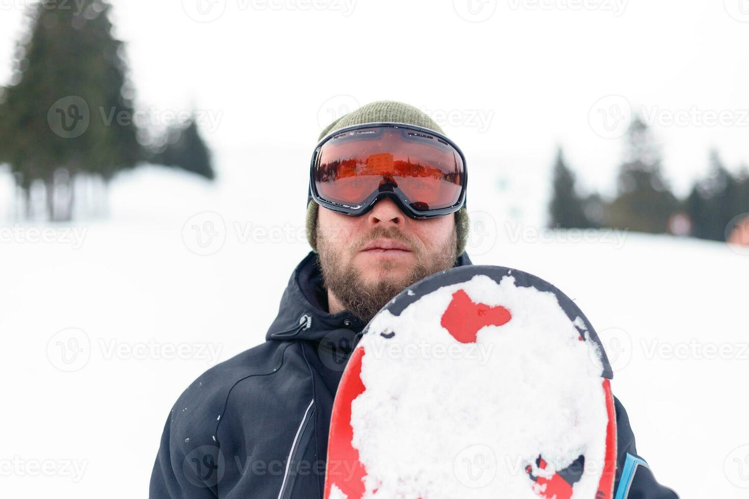 man åka snowboard i de bergen foto