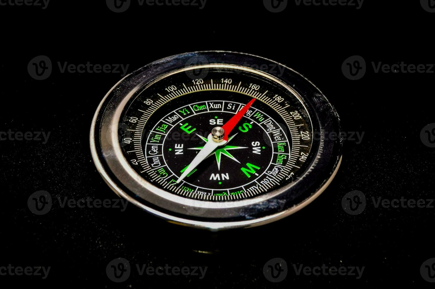 en kompass på svart bakgrund foto