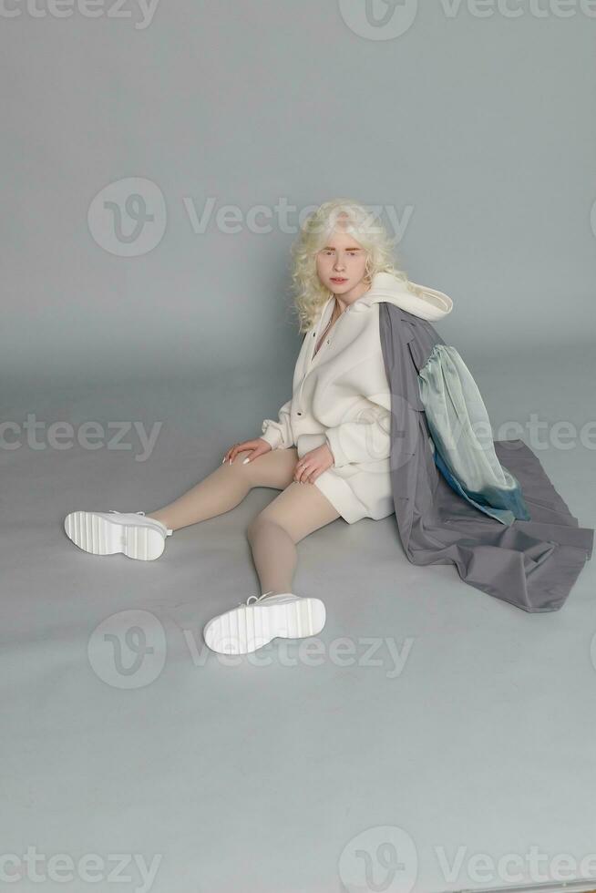skön albino flicka med vit hud, naturlig mun och vit hår foto