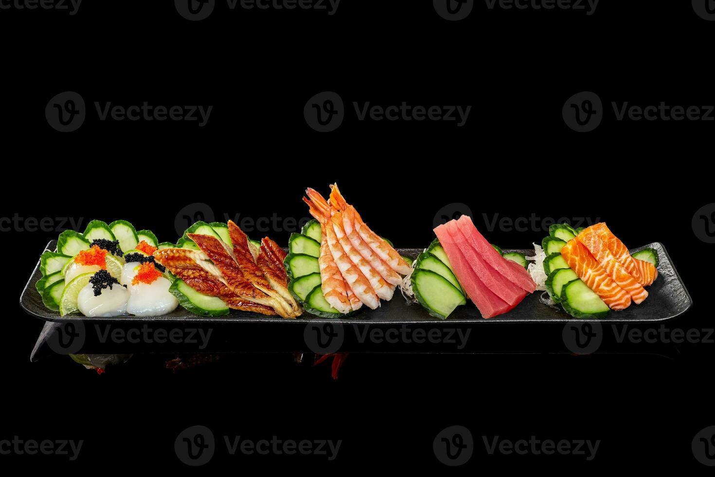 japansk sashimi tallrik med rå lax, tonfisk, grillad unagi ål, räkor och bläckfisk foto