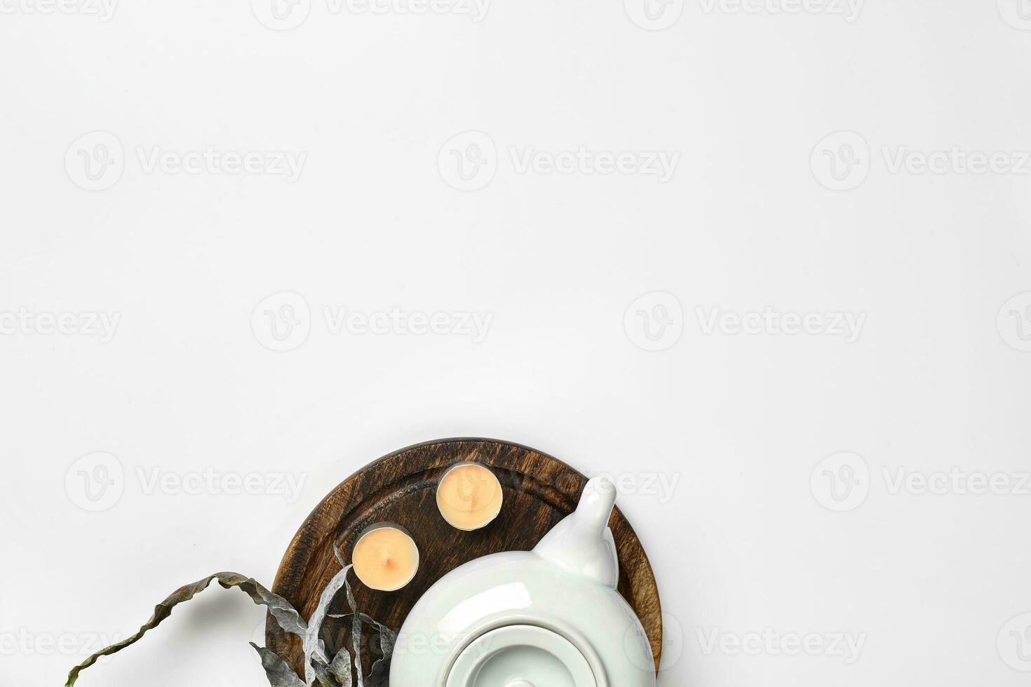 topp se av de te pott och te kopp på vit bakgrund foto