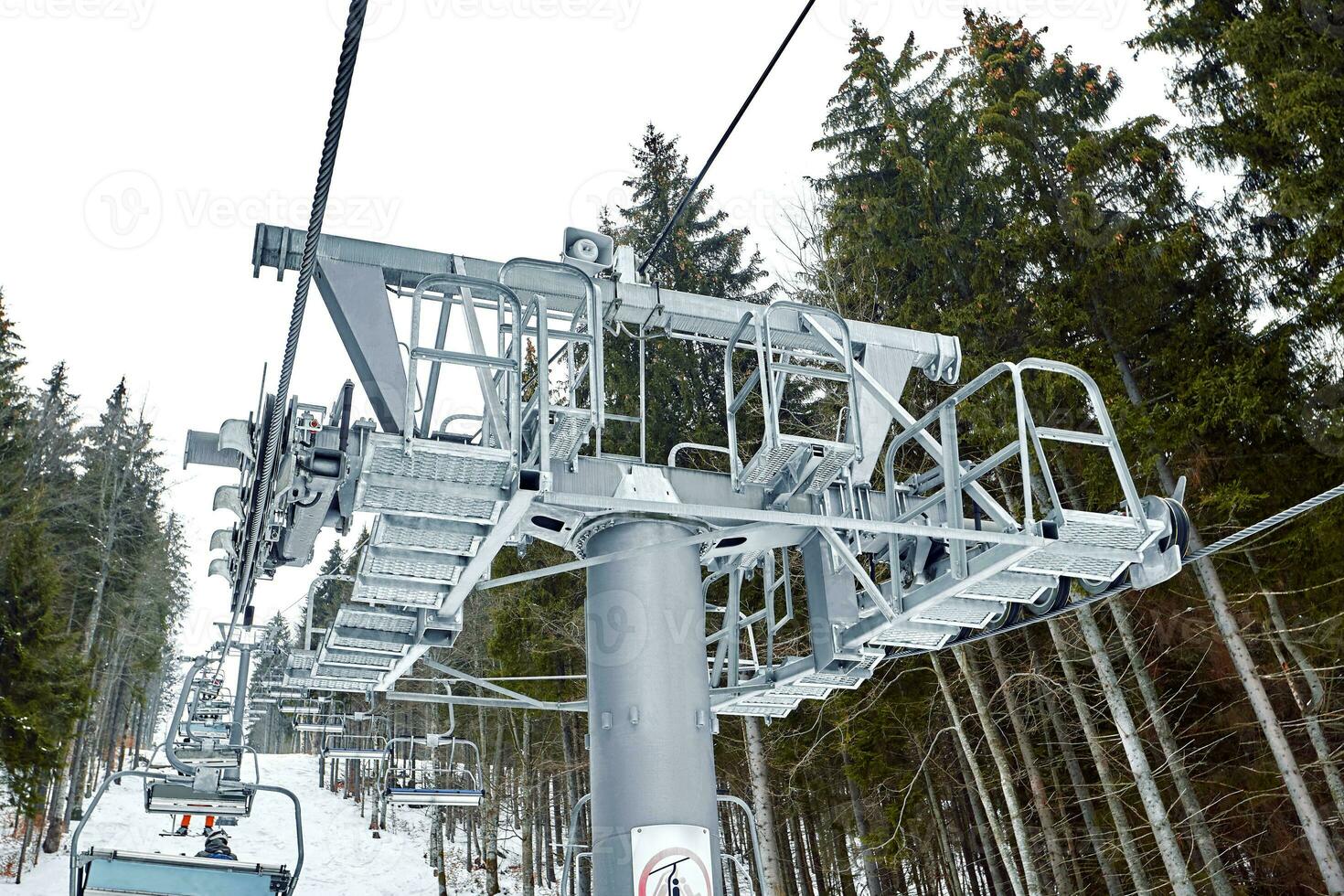 åka skidor hiss på åka skidor tillflykt bukovel i de bergen på en solig vinter- dag. foto