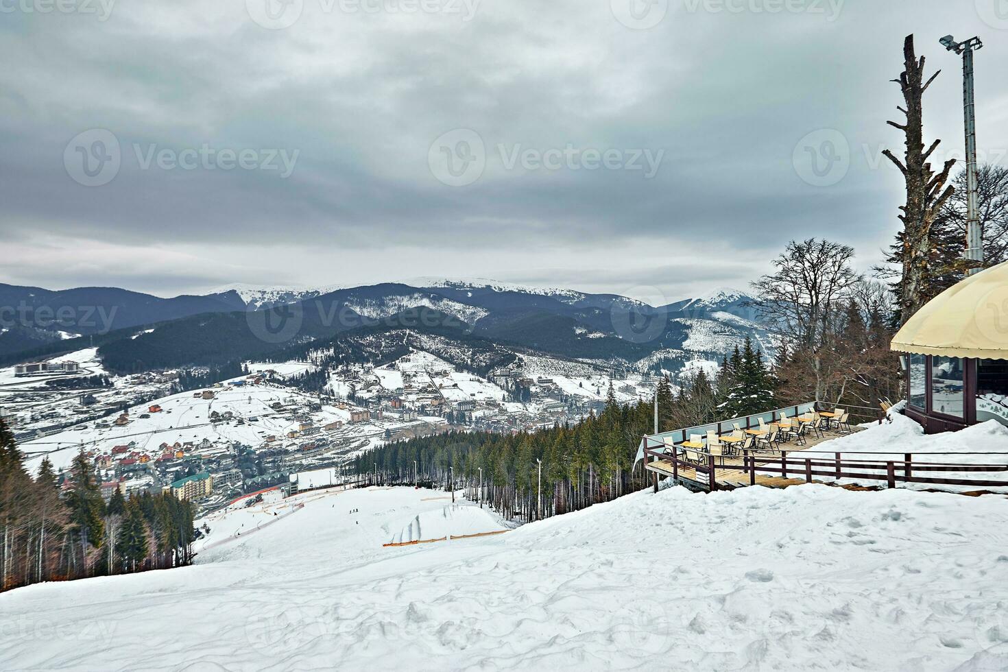 panorama av åka skidor tillflykt, backe, människor på de åka skidor hiss, skidåkare på de pist bland grön tall träd och snö lansar. foto