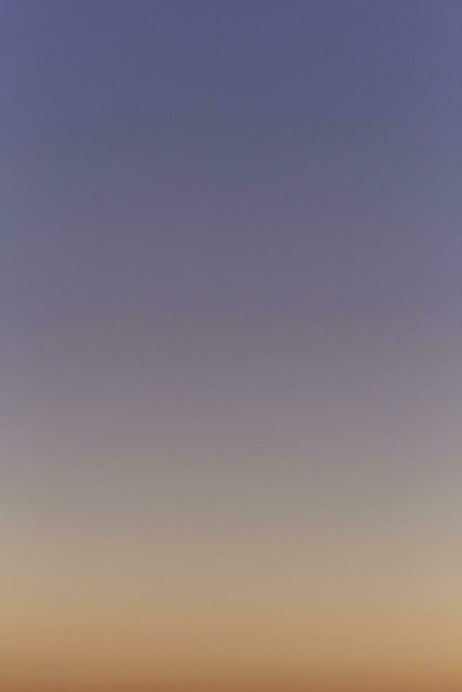 se på klar himmel på soluppgång foto