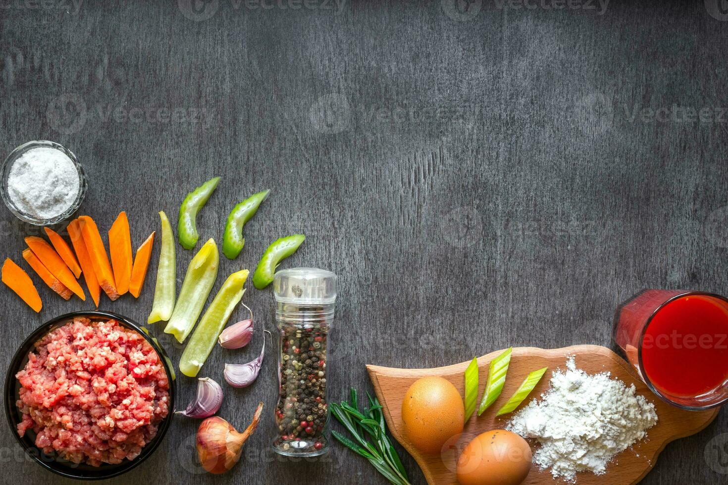 sammansättning av rå kött med grönsaker och krydda på trä- bakgrund foto
