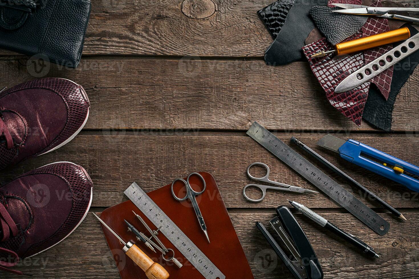 läder hantverk eller läder arbetssätt. läder arbetssätt verktyg och skära ut bitar av läder på arbete skrivbord . foto