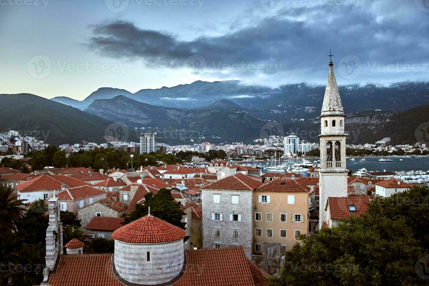 röd tak av budva i monte foto