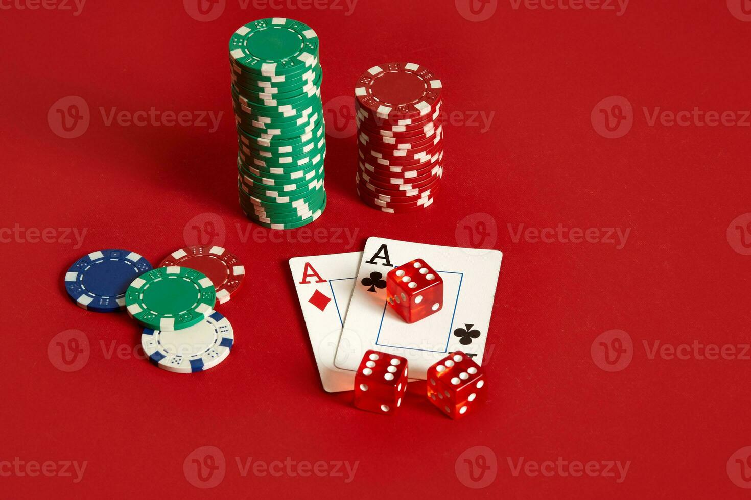 poker pommes frites och ess på röd bakgrund. grupp av annorlunda poker pommes frites. kasino bakgrund. foto