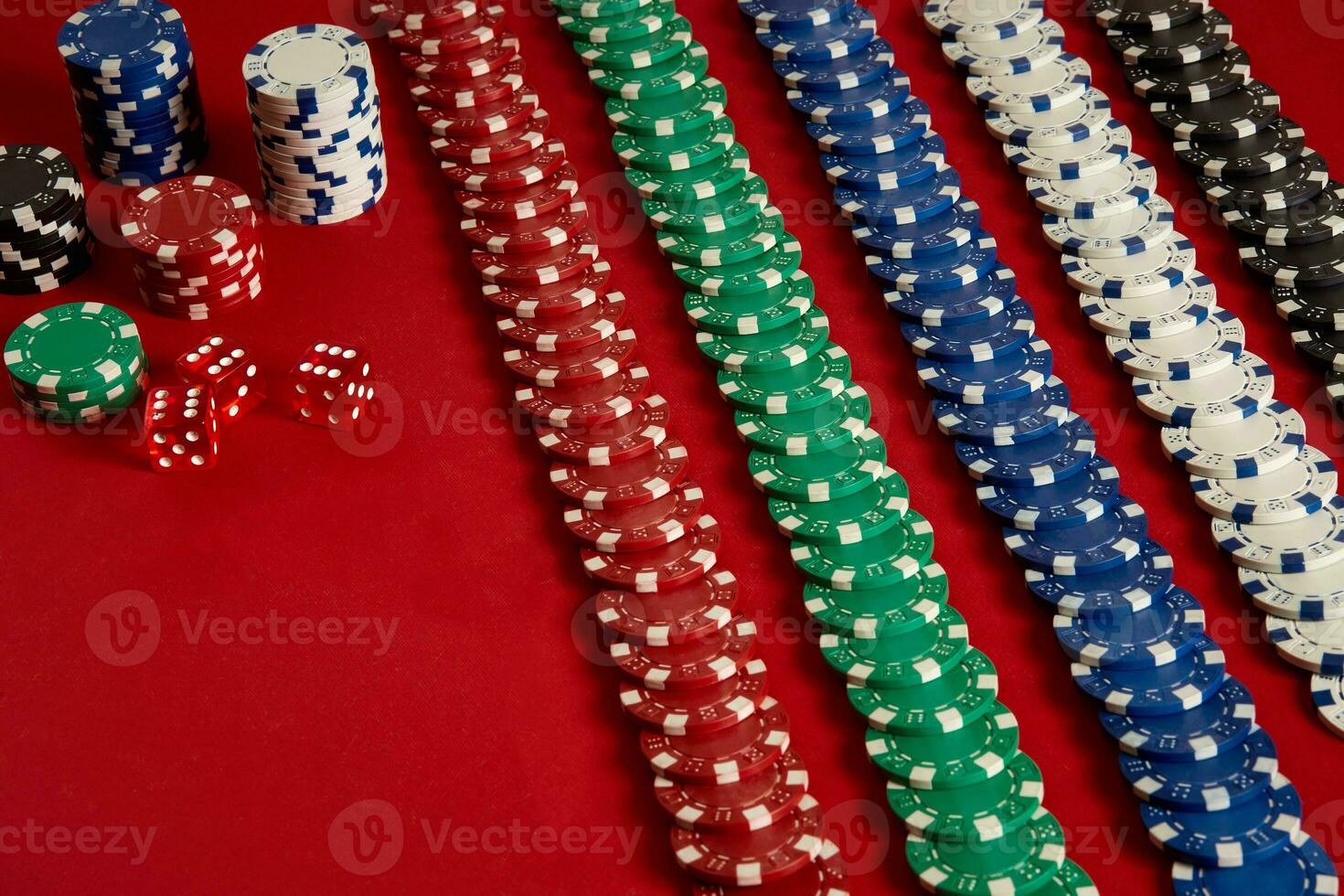 stack av poker pommes frites på röd bakgrund på kasino foto