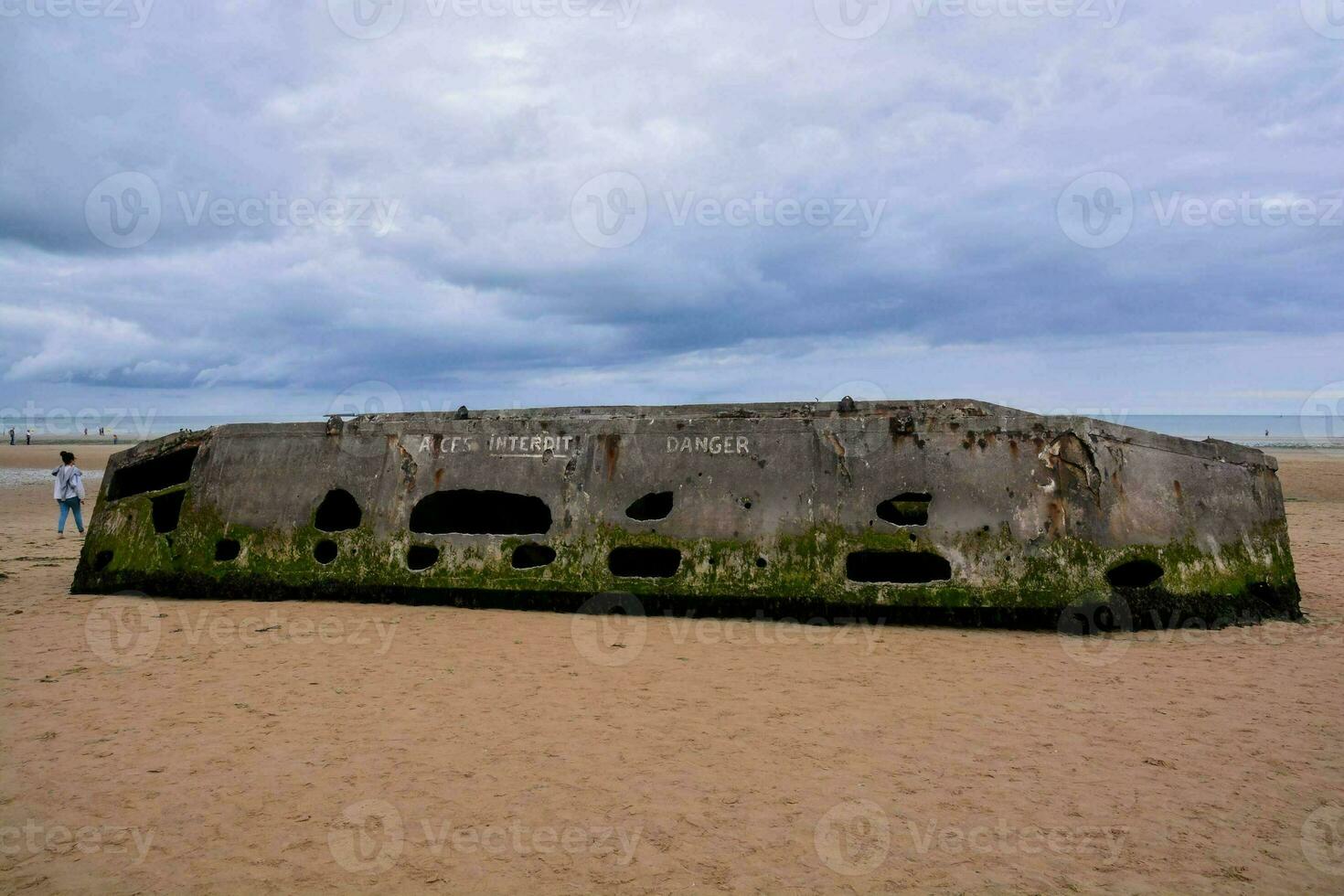 de resterna av en bunkra på de strand foto