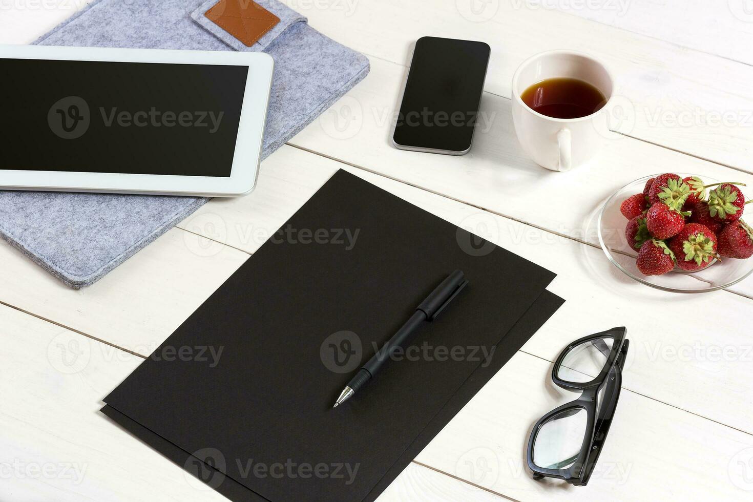 modern arbetsplats med digital läsplatta dator och mobil telefon, kopp av kaffe, penna och tömma ark av papper. foto