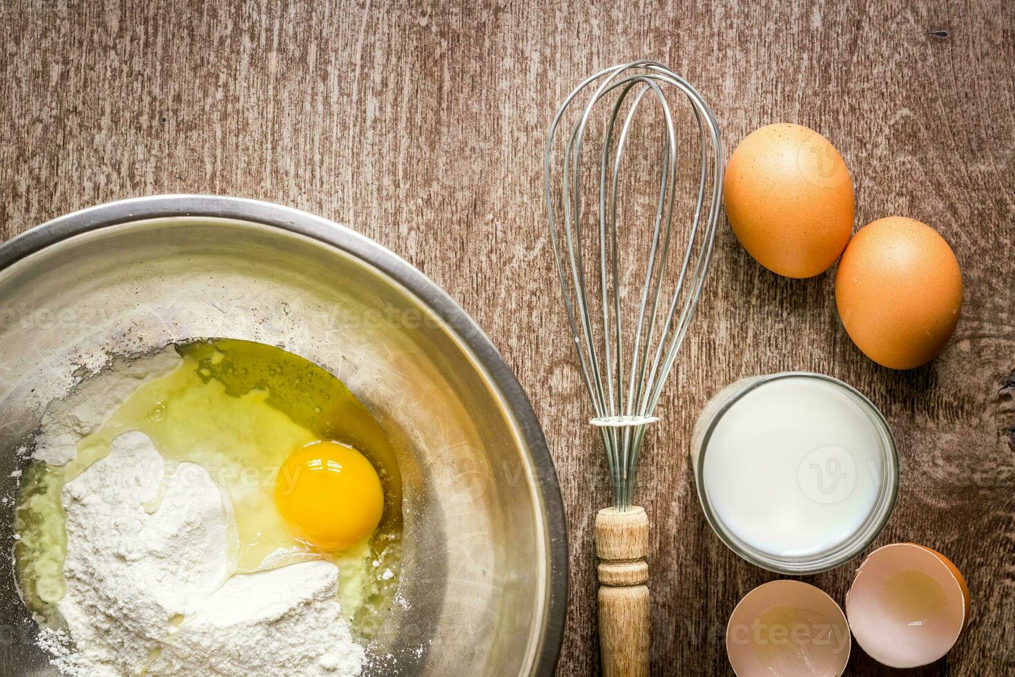 mat Ingredienser och kök redskap för matlagning på trä- bakgrund foto