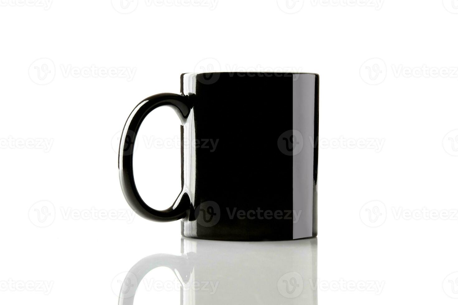 svart keramisk kopp för kaffe eller te på glansig yta isolerat på vit bakgrund. falsk upp, mall för annonser. branding område. stänga upp, kopia Plats foto