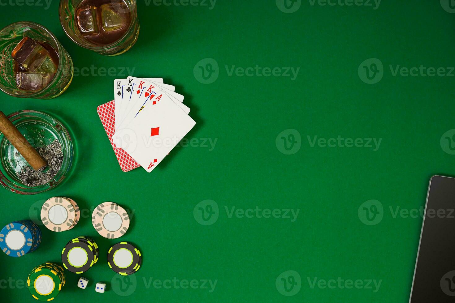 uppsättning till spelar poker med kort och pommes frites på grön tabell, topp se foto