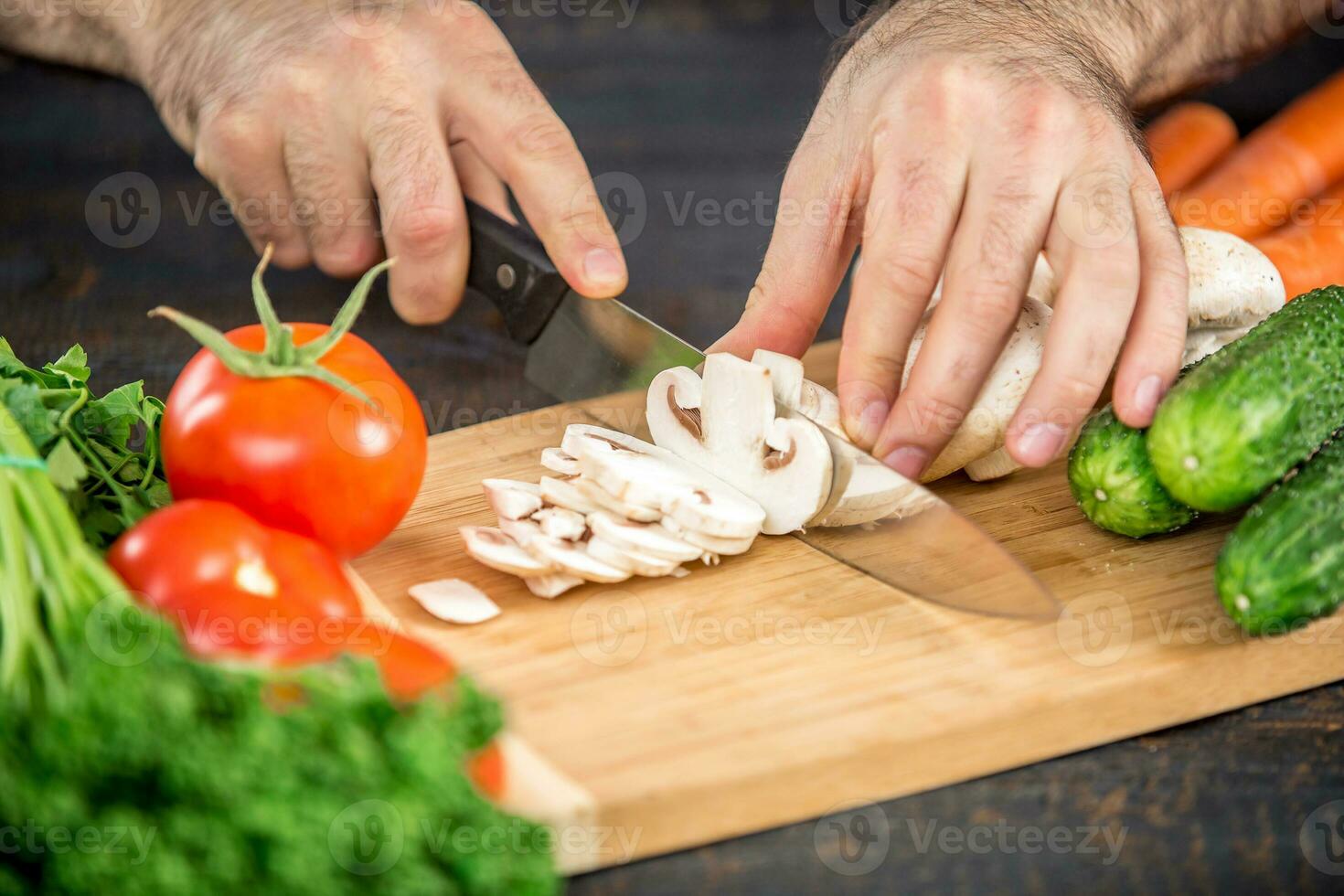 manlig händer skärande grönsaker för sallad foto