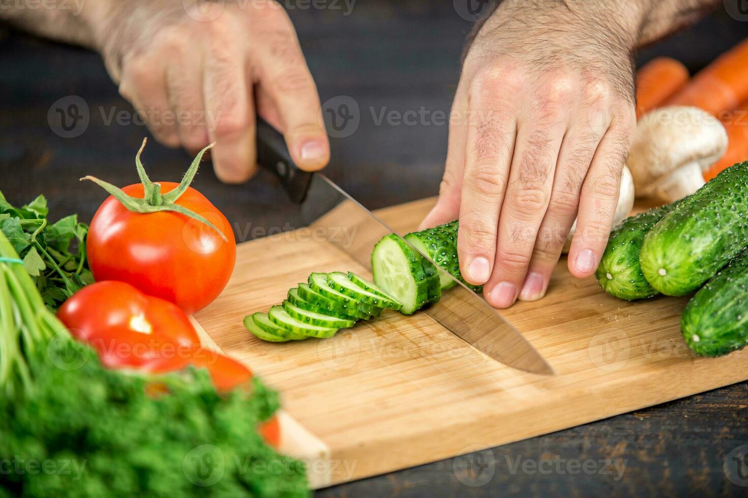 manlig händer skärande grönsaker för sallad foto