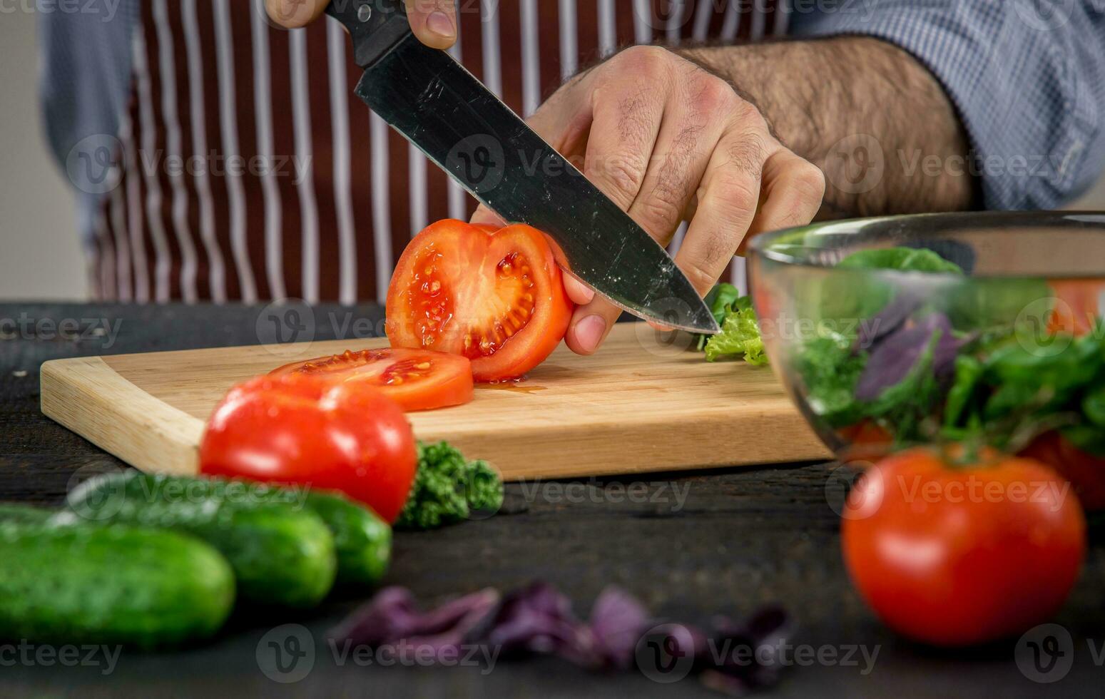 manlig händer skärande grönsaker för sallad foto