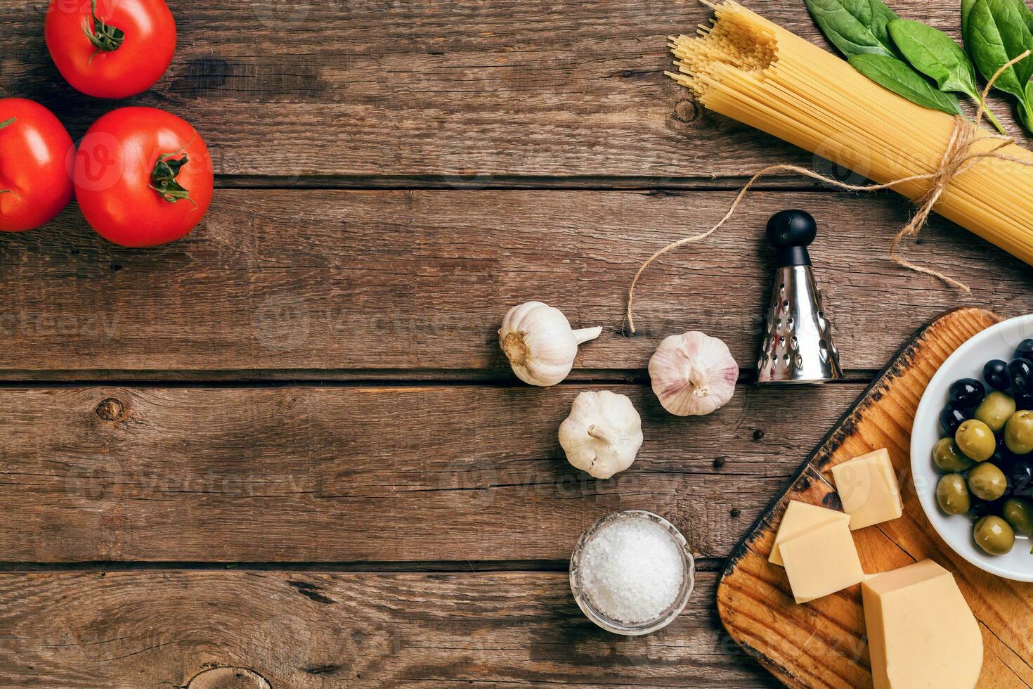 italiensk mat bakgrund med pasta, kryddor och grönsaker. topp se, kopia Plats. foto